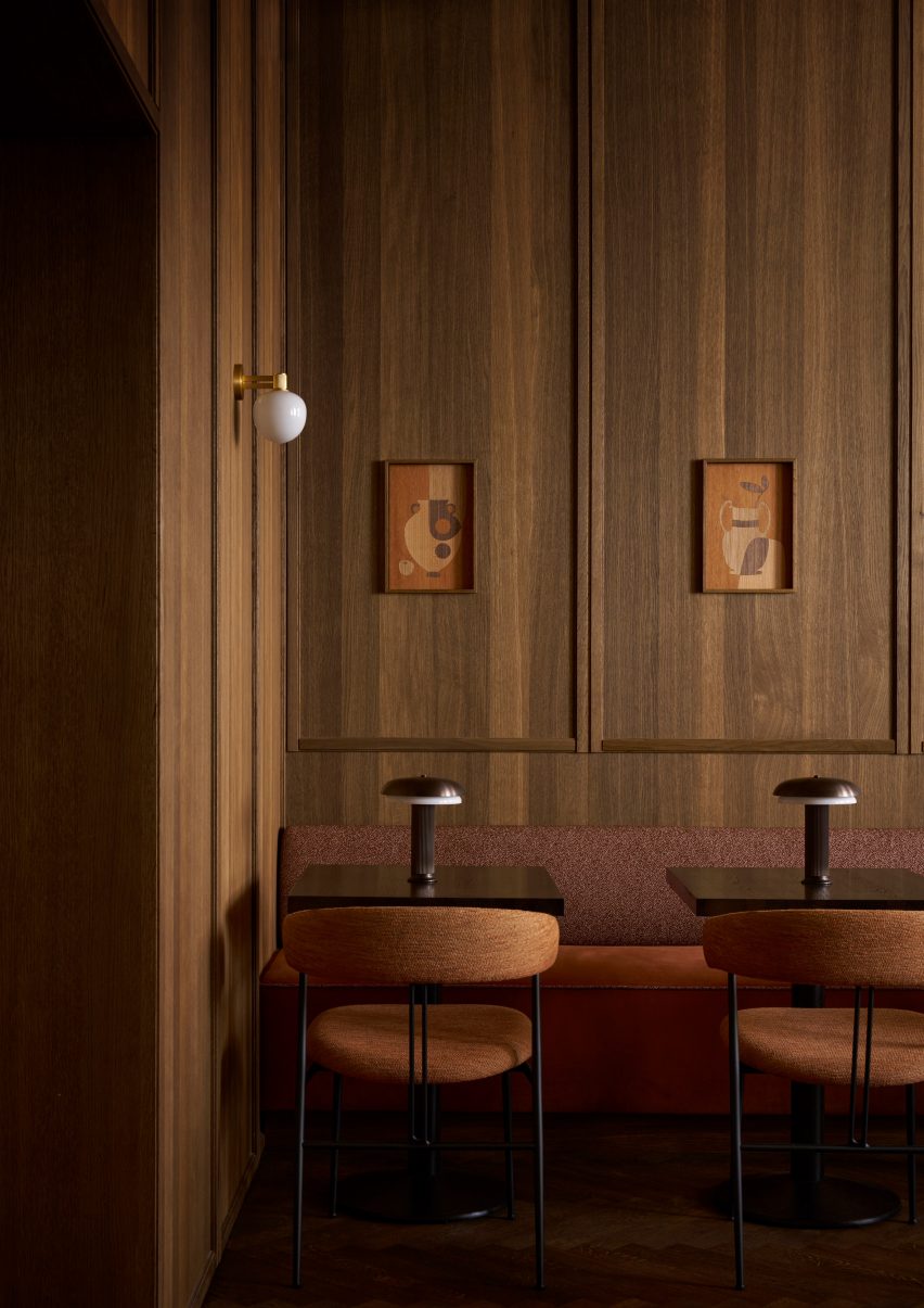 Images of Greek vases in Danish restaurant